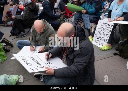 Am 4. Oktober 2025 versammelten sich Menschen zu einem Sit-in auf dem Trafalgar Square, London, um gegen das Verbot/Verbot der Palästinensischen Aktion zu protestieren und gegen ge zu protestieren Stockfoto