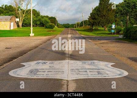Gemaltes Schild zur Route 66 an der historischen Route 66 in Ash Grove, Missouri, USA. Stockfoto
