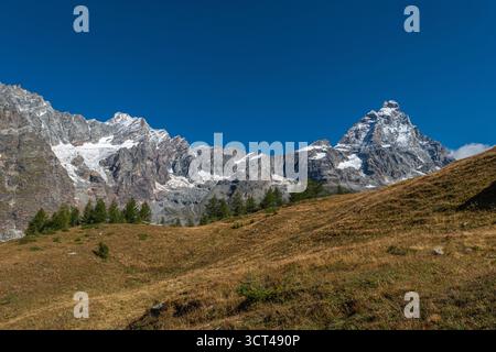 Von Cervinia nach Cheneil, einer charmanten Stadt in der Gemeinde Valtournenche Stockfoto