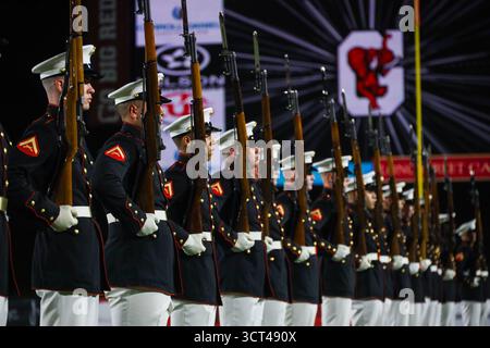 Die US-Marines mit dem United States Marine Corps Silent Drill Platoon führen ihre „Long Line“-Sequenz während einer Halbzeitaufführung in A Gainesvil aus Stockfoto