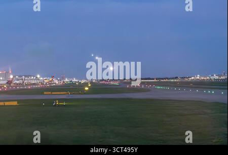 Eine Warteschlange von Flugzeugen, die zum Flughafen London Heathrow in London, Großbritannien, absteigen Stockfoto