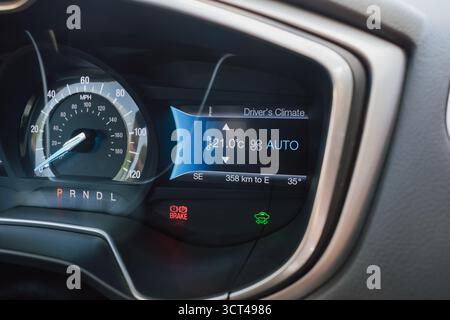 Fahrzeug-Instrumentenbrett mit Anzeige von Temperatur und Kraftstoffstand. Stockfoto