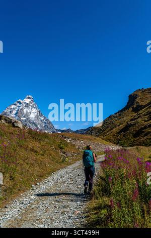 Von Cervinia nach Cheneil, einer charmanten Stadt in der Gemeinde Valtournenche Stockfoto