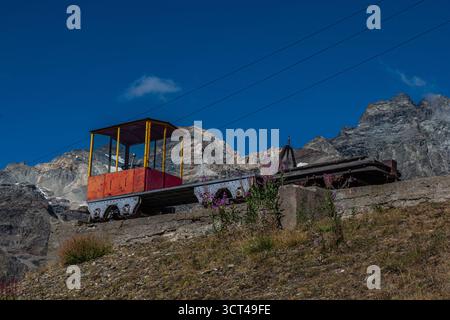 Von Cervinia nach Cheneil, einer charmanten Stadt in der Gemeinde Valtournenche Stockfoto