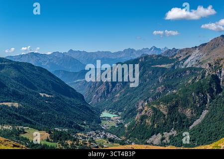Von Cervinia nach Cheneil, einer charmanten Stadt in der Gemeinde Valtournenche Stockfoto