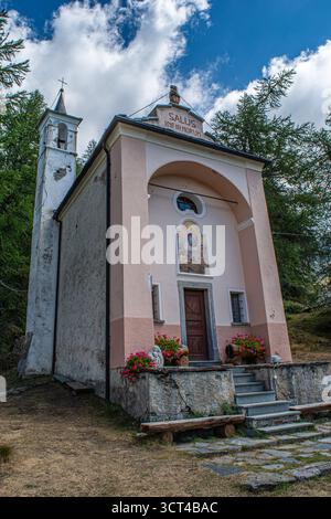 Von Cervinia nach Cheneil, einer charmanten Stadt in der Gemeinde Valtournenche Stockfoto
