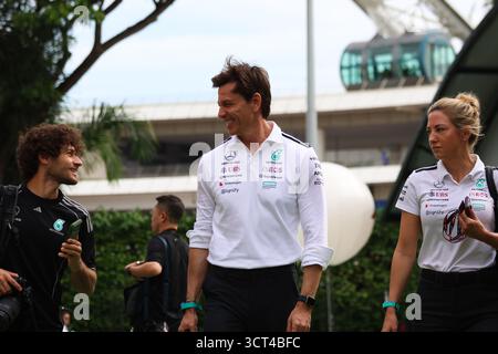 Singapur, Singapur, Singapur. Oktober 2025. Mercedes-AMG Petronas F1 Team-Rektor TOTO WOLFF (GER) im Fahrerlager beim Formel-1-Grand Prix 2025 in Singapur, Runde 18 der FIA Formel-1-Weltmeisterschaft 2025 auf dem Marina Bay Street Circuit, Singapur am 4. Oktober 2025. (Kreditbild: © Wan Mikhail Roslan/ZUMA Press Wire) NUR REDAKTIONELLE VERWENDUNG! Nicht für kommerzielle ZWECKE! Stockfoto