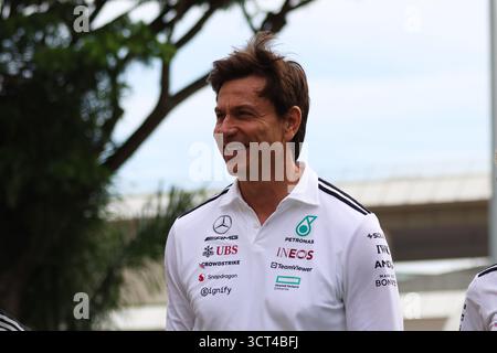 Singapur, Singapur, Singapur. Oktober 2025. Mercedes-AMG Petronas F1 Team-Rektor TOTO WOLFF (GER) im Fahrerlager beim Formel-1-Grand Prix 2025 in Singapur, Runde 18 der FIA Formel-1-Weltmeisterschaft 2025 auf dem Marina Bay Street Circuit, Singapur am 4. Oktober 2025. (Kreditbild: © Wan Mikhail Roslan/ZUMA Press Wire) NUR REDAKTIONELLE VERWENDUNG! Nicht für kommerzielle ZWECKE! Stockfoto