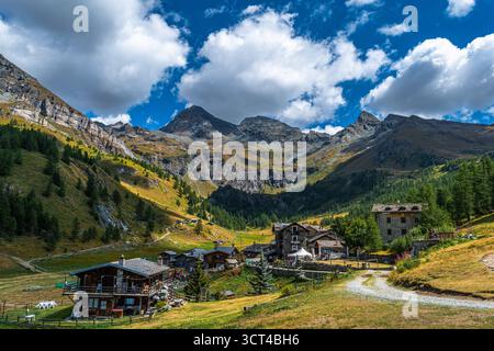 Von Cervinia nach Cheneil, einer charmanten Stadt in der Gemeinde Valtournenche Stockfoto