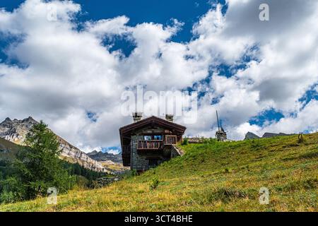 Von Cervinia nach Cheneil, einer charmanten Stadt in der Gemeinde Valtournenche Stockfoto