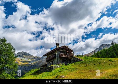 Von Cervinia nach Cheneil, einer charmanten Stadt in der Gemeinde Valtournenche Stockfoto