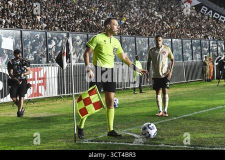 Rio de Janeiro, Brasilien, 24. September 2025. Fußballschiedsrichter beim Spiel Vasco gegen Bahia für den Brasilien-Cup 2025 im Stadion São Januário. Stockfoto