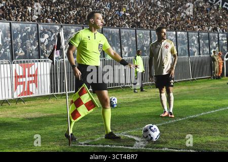 Rio de Janeiro, Brasilien, 24. September 2025. Fußballschiedsrichter beim Spiel Vasco gegen Bahia für den Brasilien-Cup 2025 im Stadion São Januário. Stockfoto
