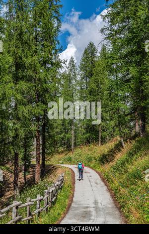 Von Cervinia nach Cheneil, einer charmanten Stadt in der Gemeinde Valtournenche Stockfoto