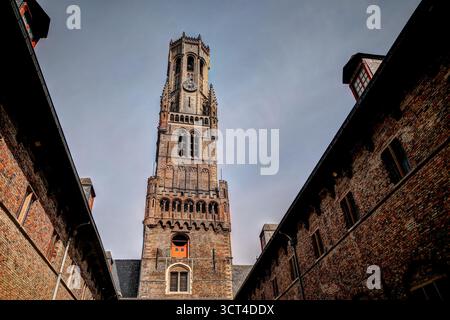 Der Glockenturm von Brügge erhebt sich über dem mittelalterlichen Marktplatz, einem berühmten gotischen Turm und UNESCO-Weltkulturerbe in Belgien Stockfoto