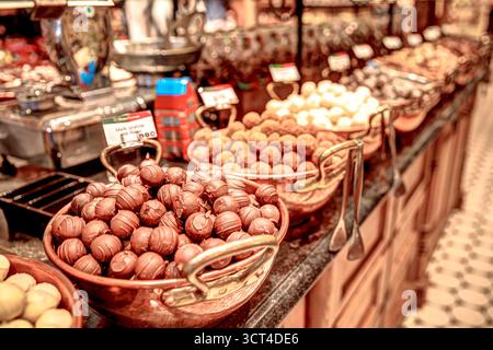 Verschiedene belgische Pralinen und Pralinen werden in einem Konditorgeschäft in Brügge ausgestellt, die Handwerkskunst und lokale Süßherstellungstradition hervorheben Stockfoto
