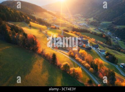 Blick aus der Vogelperspektive auf herrliche grüne Almwiesen, Orangenbäume und Hügel Stockfoto