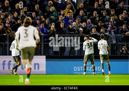 Zwolle: Ismael Saibari von PSV Eindhoven, Dennis Mann von PSV Eindhoven während der acht Wettkampfrunde der Eredivisie Saison 2025/2026. Das Spiel findet am 4. Oktober 2025 im Mac3Park Stadion in Zwolle statt. (VK Sportphoto/Raymond Smit) Stockfoto