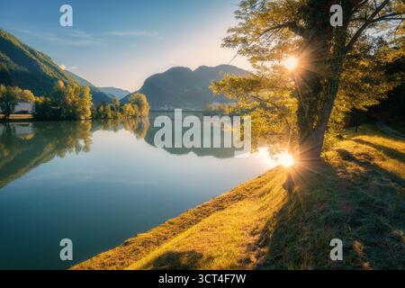 Wunderschöner Blick auf einen ruhigen See mit Bergen, die sich im Wasser spiegeln Stockfoto