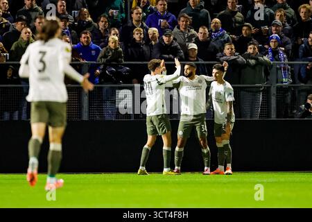Zwolle - Guus Til von PSV Eindhoven, Ismael Saibari von PSV Eindhoven, Dennis Mann von PSV Eindhoven während der acht Wettkampfrunde der Eredivisie Saison 2025/2026. Das Spiel findet am 4. Oktober 2025 im Mac3Park Stadion in Zwolle statt. (VK Sportphoto/Raymond Smit) Stockfoto