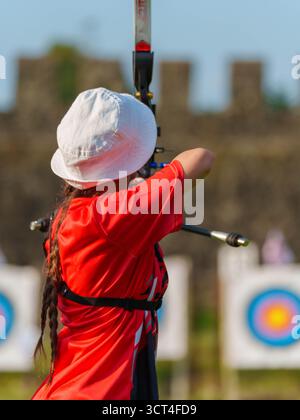 Junger Bogenschütze, der sich bei Outdoor-Events wieder verbeugt Stockfoto