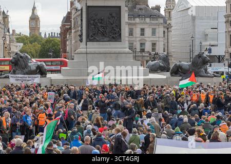 London, Großbritannien. Oktober 2025. Eine große Menschenmenge versammelt sich am Trafalgar Square, London, zu einer pro-palästinensischen Demonstration. Die Teilnehmer halten palästinensische Flaggen und Plakate, auf denen ein Ende der israelischen Apartheid und der Waffenverkauf des Vereinigten Königreichs an Israel gefordert wird. Verteidigen Sie unsere Geschworenen, veranstalten Sie gewaltfreie Proteste auf dem Trafalgar Square. Der Protest zielt darauf ab, das Verbot der Palästinensischen Aktion aufzuheben, das im Juli 2025 gemäß dem britischen Terrorismusgesetz von 2000 als terroristische Gruppe verboten wurde. Penelope Barritt/Alamy Live News Stockfoto