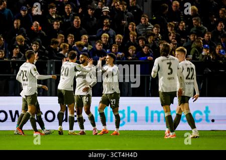 Zwolle: Joey Veerman vom PSV Eindhoven, Guus Til vom PSV Eindhoven, Ismael Saibari vom PSV Eindhoven, Dennis man vom PSV Eindhoven während der acht Wettkampfrunde der Eredivisie Saison 2025/2026. Das Spiel findet am 4. Oktober 2025 im Mac3Park Stadion in Zwolle statt. (VK Sportphoto/Raymond Smit) Stockfoto