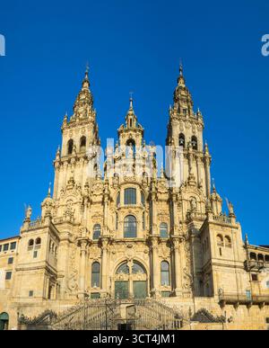 Fisheye-Blick auf die Fassade des Obradoiro der Kathedrale von Santiago de Compostela Stockfoto
