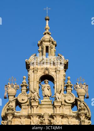 St. Jakob, der als Pilger gekleidet ist, oben an der Fassade der Kathedrale Obradoiro de Santiago de Compostela Stockfoto