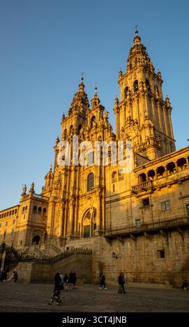 Sonnenuntergang über der Fassade des Obradoiro der Kathedrale Santiago de Compostela und des Obradoiro-Platzes Stockfoto