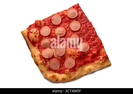 Quadratische Scheibe Pizza mit Tomatensauce und Würstchen isoliert auf weißem Hintergrund mit Schnittpfad im Preis inbegriffen Stockfoto