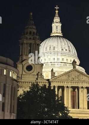 St. Pauls Cathedral Kuppel bei Nacht gesehen, Kathedrale Kuppel vor dunklem Nachthimmel, London, England, Großbritannien Stockfoto