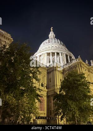 St. Pauls Cathedral Kuppel bei Nacht gesehen, Kathedrale Kuppel vor dunklem Nachthimmel, London, England, Großbritannien Stockfoto