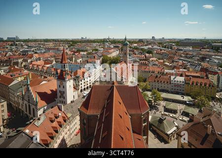 Luftbild von München, Deutschland mit historischer Architektur, roten Dächern und Kirchen. Wunderschöner Blick auf die Altstadt und die Skyline der Stadt. Stockfoto