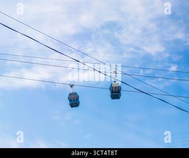 Aufnahme der Seilbahnen mit bewölktem Himmel im Hintergrund Stockfoto