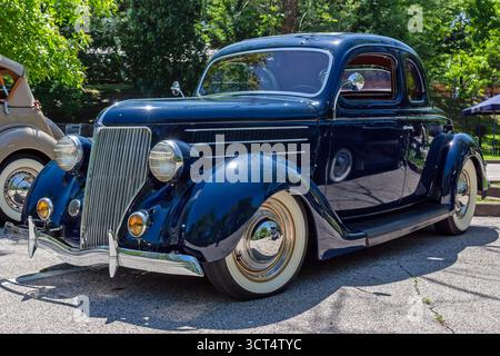 Antikes Ford-Automobil aus den 1940er Jahren im National Museum of Transportation in St. Louis, Missouri USA Stockfoto