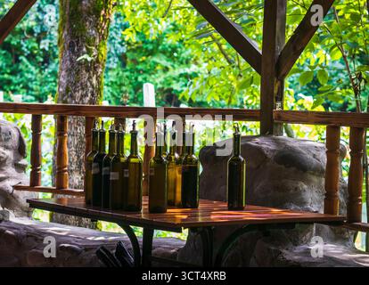 Flaschen mit verschiedenen Weinsorten auf dem Tisch zur Verkostung Stockfoto