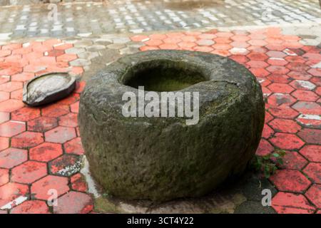 Schuss des alten, alten Steinschleifers Stockfoto