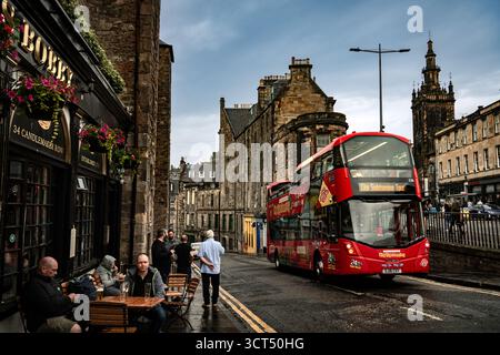 Straßenblick auf Candlemaker Row mit Greyfriars Bobby Pub und Sightseeing Bus in Edinburgh, Schottland Stockfoto