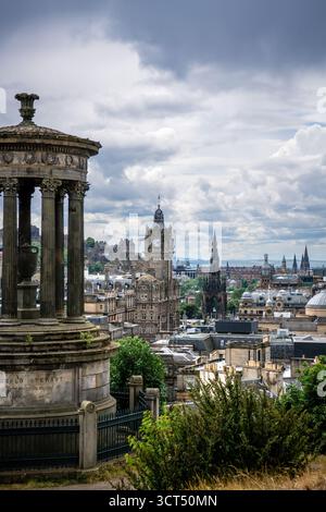 Edinburghs Stadtbild mit Scott Monument und Balmoral Hotel von Calton Hill - Ediniburgh, Schottland Stockfoto