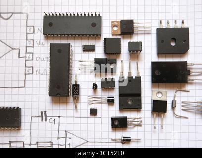 Elektronische Halbleiterbauteile. Verschiedene analoge integrierte Schaltungen, Transistoren und Dioden. Stockfoto