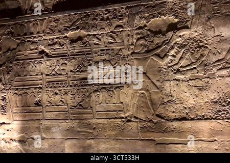 Ägyptischen Hieroglyphen und Zeichnungen an den Wänden und Säulen. Ägyptische Sprache, das Leben der antiken Götter und Menschen in Hieroglyphen und Zeichnungen Stockfoto