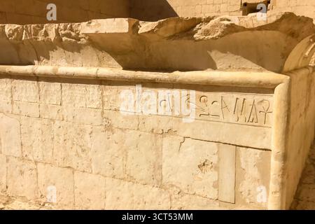 Ägyptischen Hieroglyphen und Zeichnungen an den Wänden und Säulen. Ägyptische Sprache, das Leben der antiken Götter und Menschen in Hieroglyphen und Zeichnungen Stockfoto