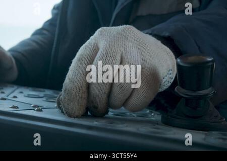 Die Hand des Arbeiters auf dem Bedienfeld. Management von Geräten am Arbeitsplatz. Stockfoto