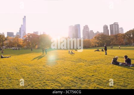 New York, USA - Oktober 15, 2017: Die Menschen in den Park in die Lichtung. Stockfoto