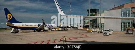 Bologna, Emilia-Romagna, Italien; 24. Juni 2018. Seitenansicht eines Ryanair-Luftfahrzeugs von den hinteren Stufen eines anderen Flugzeugs desselben Musters. Stockfoto