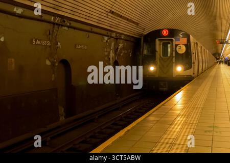 New York, USA - 20. Juni 2015: U-Bahn in New York, Spaziergang durch die Straßen von New York, Manhattan. Das Leben von New York am Nachmittag. Straßen A Stockfoto