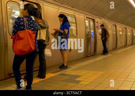 New York, USA - 20. Juni 2015: U-Bahn in New York, Spaziergang durch die Straßen von New York, Manhattan. Das Leben von New York am Nachmittag. Straßen A Stockfoto