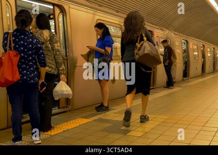 New York, USA - 20. Juni 2015: U-Bahn in New York, Spaziergang durch die Straßen von New York, Manhattan. Das Leben von New York am Nachmittag. Straßen A Stockfoto