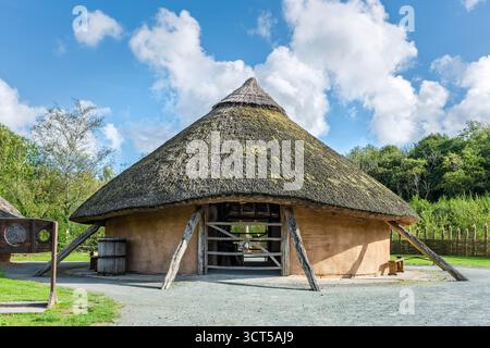 Großes nordisches Kreishaus mit Erdwänden, Kiesweg, Holzfässer und -Ständen, Heritage Park, Stockfoto